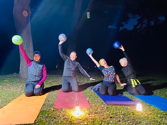 Laternen-Yoga unterm Baum